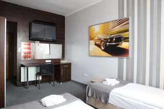 Отель Hotel Sunny Познань Улучшенный двухместный номер с 2 отдельными кроватями-4